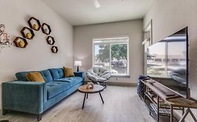 Lush Downtown Condo On Riverwalk W King Ste, Free Parking, Pet Friendly, Centrally Located On Riverwalk